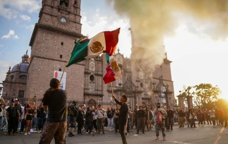Escalan protestas en Michoacán; estudiantes se manifiestan ante Palacio de Gobierno en Morelia