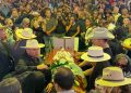 Cientos despiden a Carlos Manzo en funeral público en Uruapan