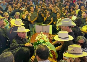 Cientos despiden a Carlos Manzo en funeral público en Uruapan