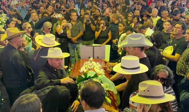 Cientos despiden a Carlos Manzo en funeral público en Uruapan
