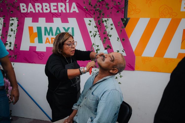 Apoya Toño Astiazarán a emprendedoras con el programa Maxi Apoyo