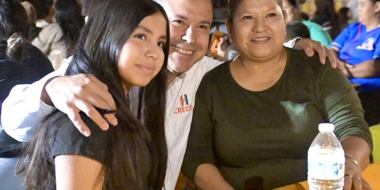 Comparte Toño Astiazarán espíritu navideño con familias de Parque Central en Posada CRECES