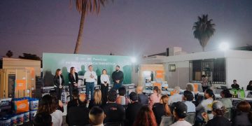 Entregan Toño Astiazarán y Patty Ruibal apoyos de Peso Solar a instituciones asistenciales