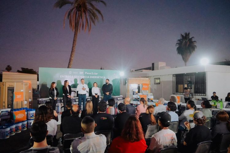 Entregan Toño Astiazarán y Patty Ruibal apoyos de Peso Solar a instituciones asistenciales