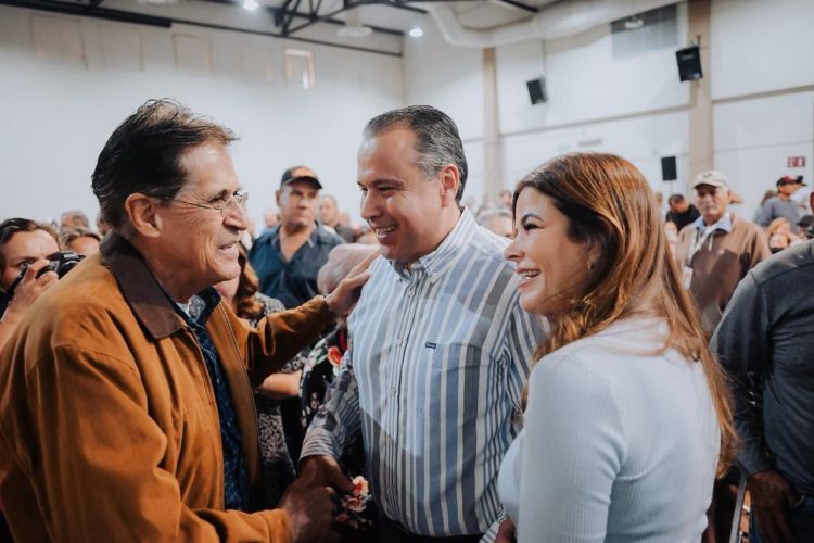 Construyen sonrisas Toño Astiazarán y Patty Ruibal con entrega de prótesis dentales a adultos mayores