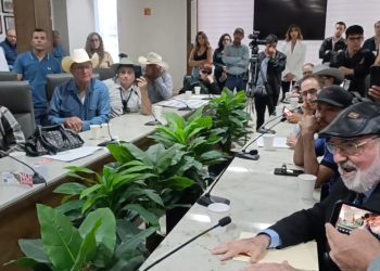 Manifestantes irrumpen en el Congreso de Sonora para exigir freno a la reforma de la Ley de Aguas