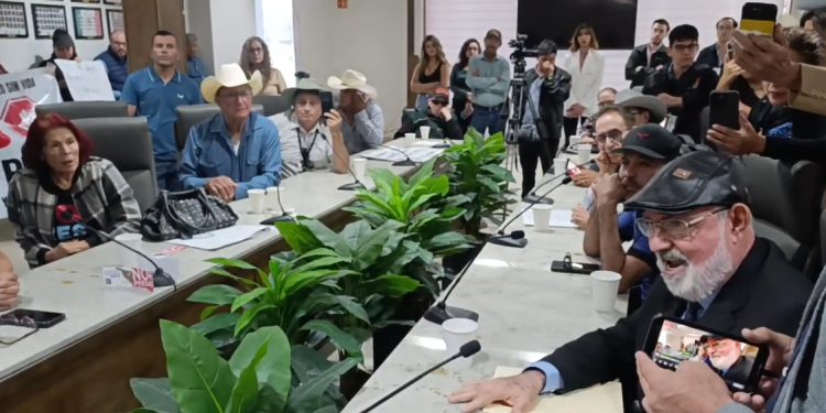 Manifestantes irrumpen en el Congreso de Sonora para exigir freno a la reforma de la Ley de Aguas