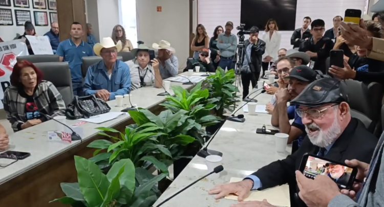 Manifestantes irrumpen en el Congreso de Sonora para exigir freno a la reforma de la Ley de Aguas