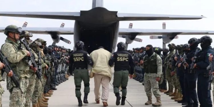 México extradita a 37 operadores criminales a EE. UU. en operativo masivo