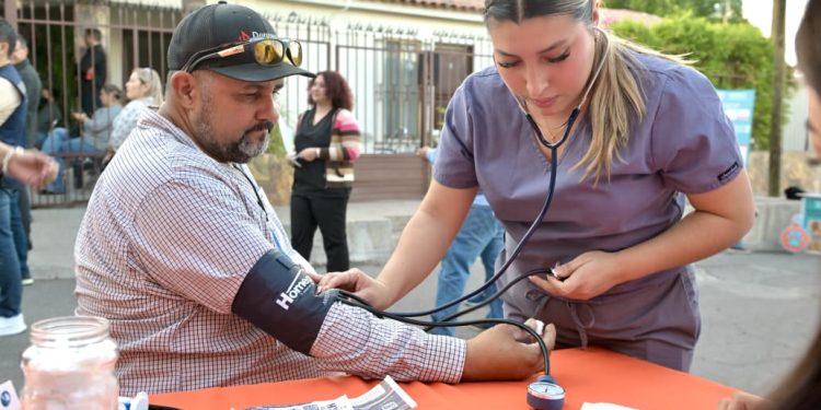 Acerca Toño Astiazarán servicios municipales a Villa de Seris con Miércoles en tu Colonia