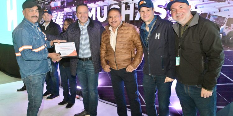 Celebra Toño Astiazarán a personal de recolección de basura con chocolatize
