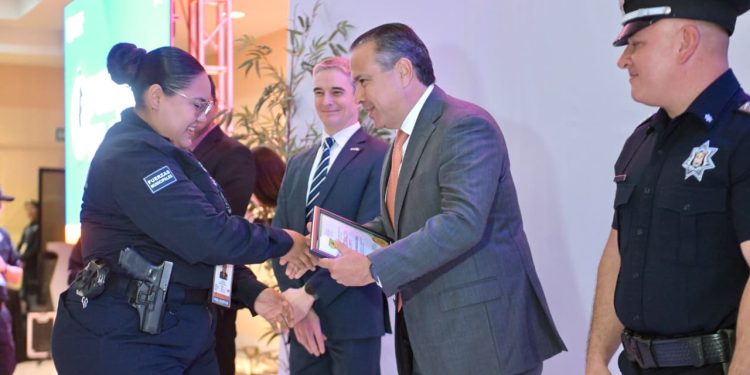 Entrega Toño Astiazarán condecoraciones y premia al Policía del Año 2025