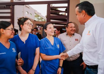 Beneficia Toño Astiazarán a estudiantes de la UniKino con tramo Camina Segura