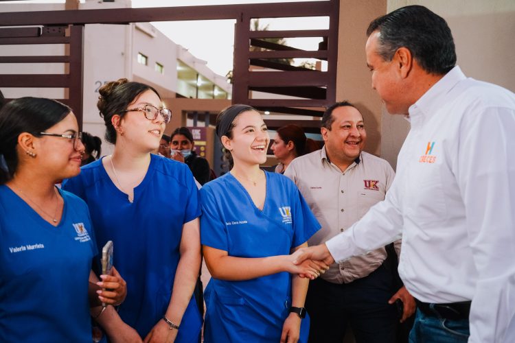 Beneficia Toño Astiazarán a estudiantes de la UniKino con tramo Camina Segura