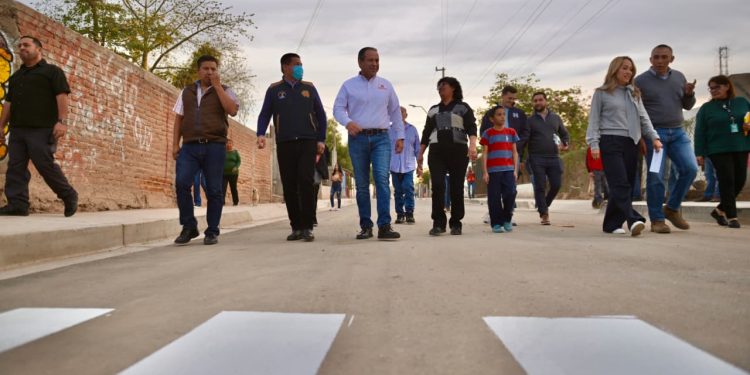 Entrega Toño Astiazarán pavimentación en Calle 12 de la colonia Nueva Esperanza