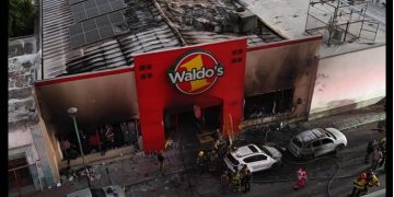 Vinculan a proceso a cinco ex funcionarios por explosión en Waldo’s de Hermosillo