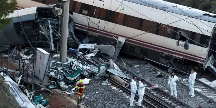 Accidente del tren en España suma 40 muertos, 37 desaparecidos y 121 heridos