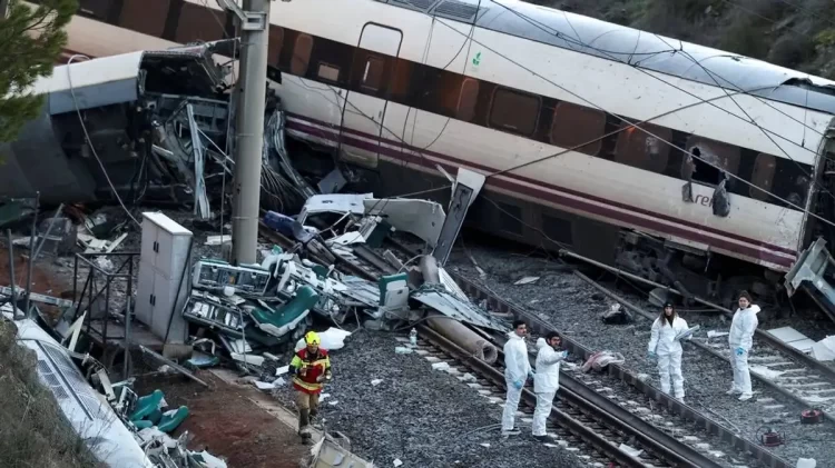 Accidente del tren en España suma 40 muertos, 37 desaparecidos y 121 heridos