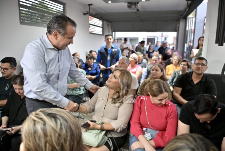 Acerca Toño Astiazarán servicios de “Miércoles en tu colonia” a familias de Villa Bonita