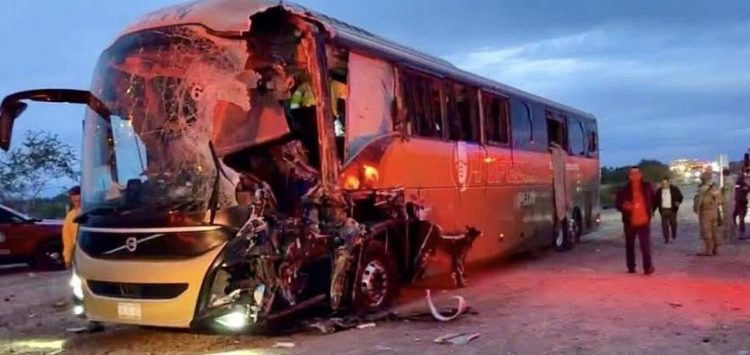 Sube a 5 cifra de muertos tras choque de autobús Tufesa y tráiler en Sonora