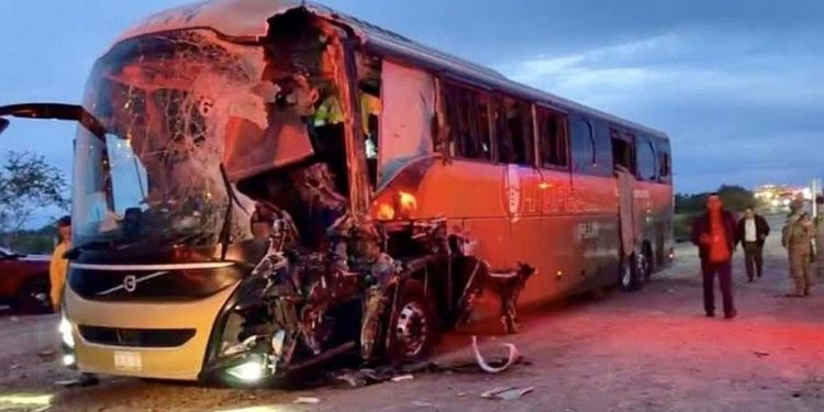 Sube a 5 cifra de muertos tras choque de autobús Tufesa y tráiler en Sonora