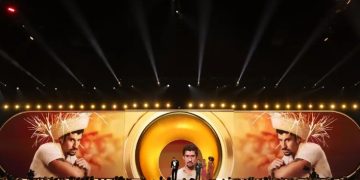 Bad Bunny dice ‘fuera ICE’ en los Grammy, “No somos salvajes, no somos animales, no somos aliens”, dijo. “Somos humanos y somos estadounidenses”.