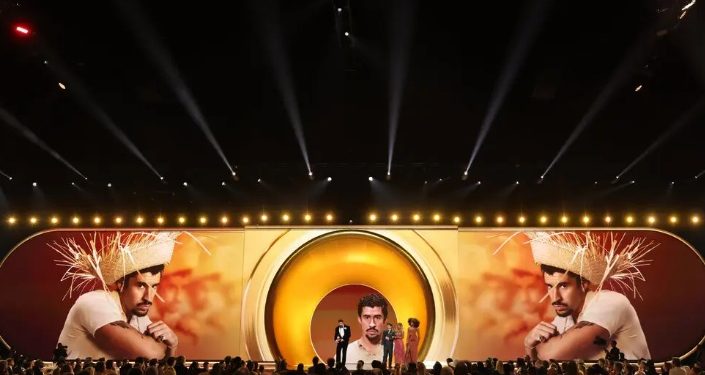 Bad Bunny dice ‘fuera ICE’ en los Grammy, “No somos salvajes, no somos animales, no somos aliens”, dijo. “Somos humanos y somos estadounidenses”.