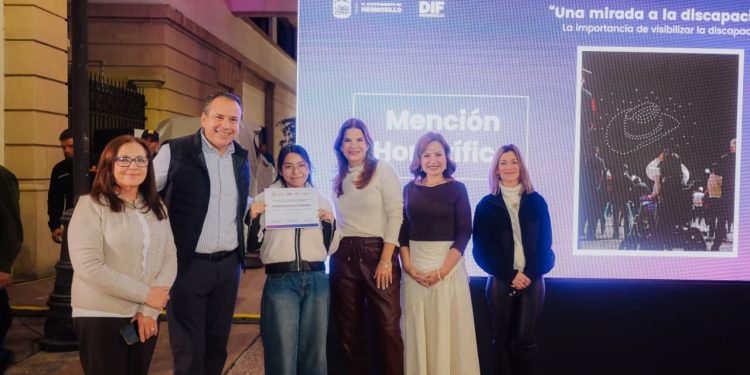 Reconocen Toño Astiazarán y Patty Ruibal a participantes de Una Mirada a la Discapacidad