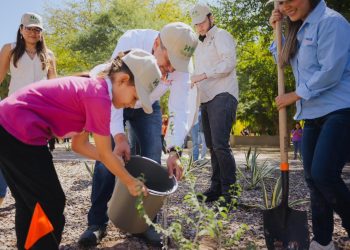 Celebra Toño Astiazarán reconocimiento de Hermosillo como Ciudad Árbol en el Mundo con siembra de guayacanes en el Parque Madero