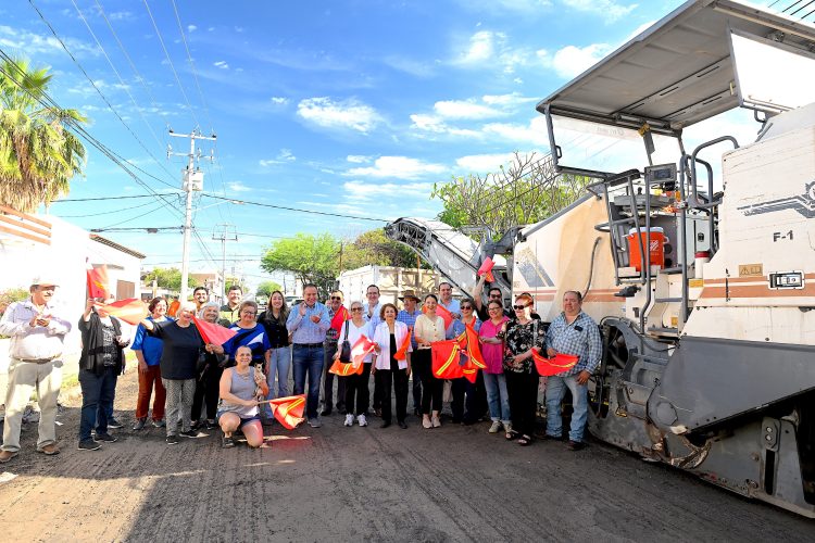 Arranca Toño Astiazarán junto a vecinos del sector, trabajos de recarpeteo en la calle Sahuaripa