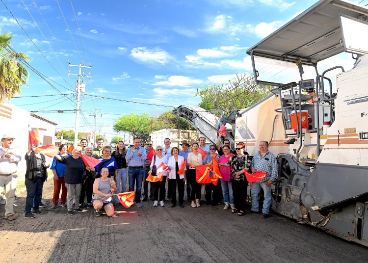 Arranca Toño Astiazarán junto a vecinos del sector, trabajos de recarpeteo en la calle Sahuaripa