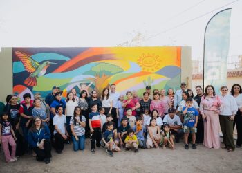 Apoyan Toño Astiazarán y Patty Ruibal talento de niñez hermosillense con mural comunitario en CIF Norte