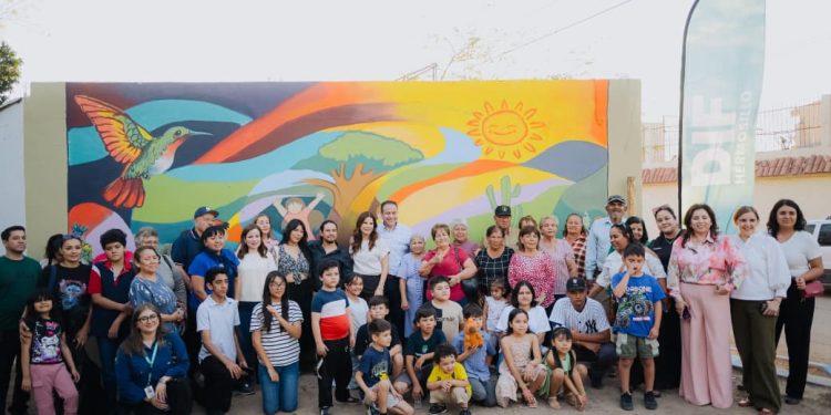 Apoyan Toño Astiazarán y Patty Ruibal talento de niñez hermosillense con mural comunitario en CIF Norte