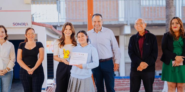 Toño Astiazarán y Patty Ruibal gradúan a más de 600 estudiantes del programa “Advertencia” en la Secundaria General 3