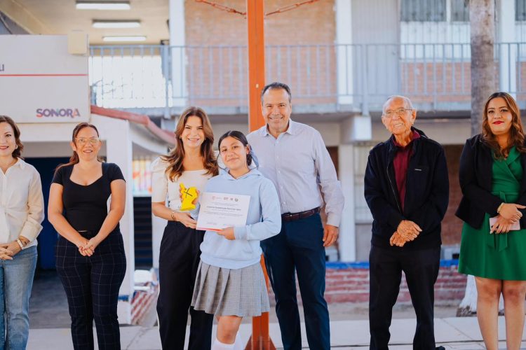 Toño Astiazarán y Patty Ruibal gradúan a más de 600 estudiantes del programa “Advertencia” en la Secundaria General 3