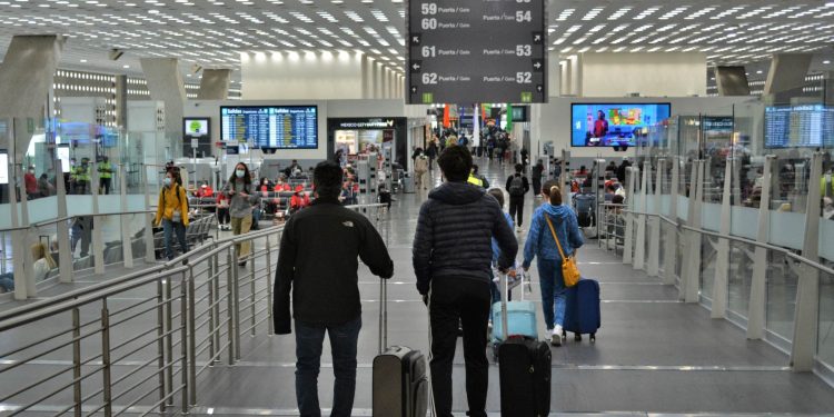 Agentes de ICE inician despliegue ante crisis de la TSA por falta de pagos