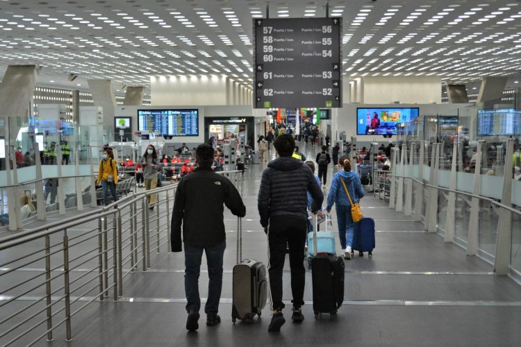 Agentes de ICE inician despliegue ante crisis de la TSA por falta de pagos