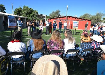 Hace equipo Toño Astiazarán con comunidad escolar para construir cancha de futbol