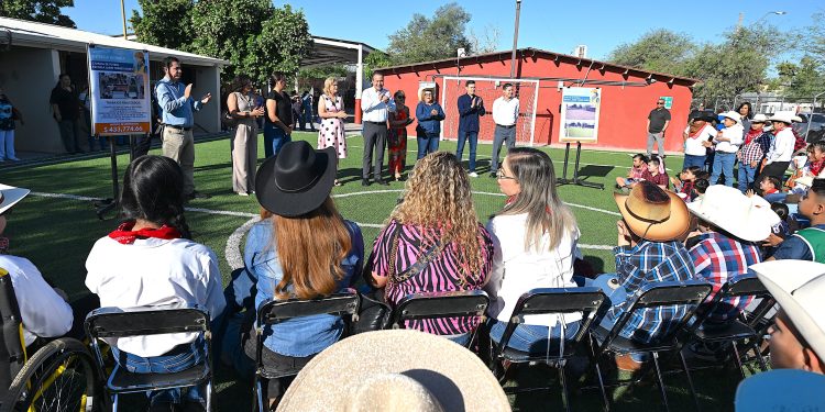 Hace equipo Toño Astiazarán con comunidad escolar para construir cancha de futbol