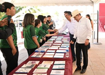Refuerza Durazo acceso a la educación y lectura con becas y librería del FCE en Cajeme