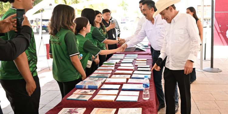 Refuerza Durazo acceso a la educación y lectura con becas y librería del FCE en Cajeme