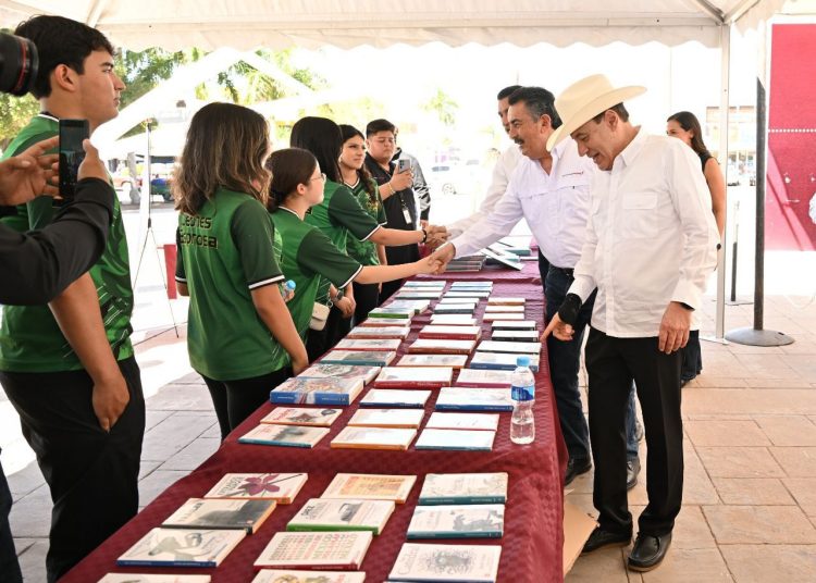Refuerza Durazo acceso a la educación y lectura con becas y librería del FCE en Cajeme