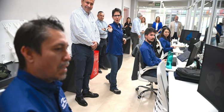 Reconoce Toño Astiazarán talento local que trabaja en vehículo eléctrico multipropósito