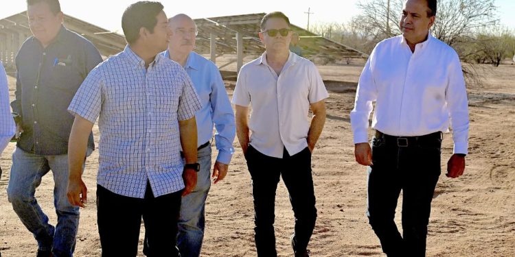 Supervisa Toño Astiazaran operación de 3 mil paneles solares para eficientar suministro de agua en los hogares