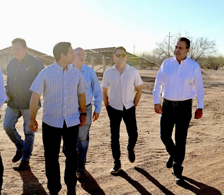 Supervisa Toño Astiazaran operación de 3 mil paneles solares para eficientar suministro de agua en los hogares