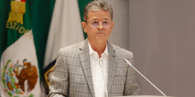 Buscan legisladores regular la inscripción de letras doradas en el Muro de Honor del Poder Legislativo