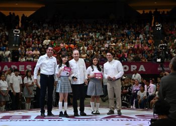 Gobernador Durazo impulsa becas universales para aliviar gasto familiar y mantener a jóvenes en clases