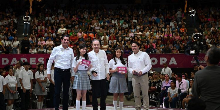 Gobernador Durazo impulsa becas universales para aliviar gasto familiar y mantener a jóvenes en clases