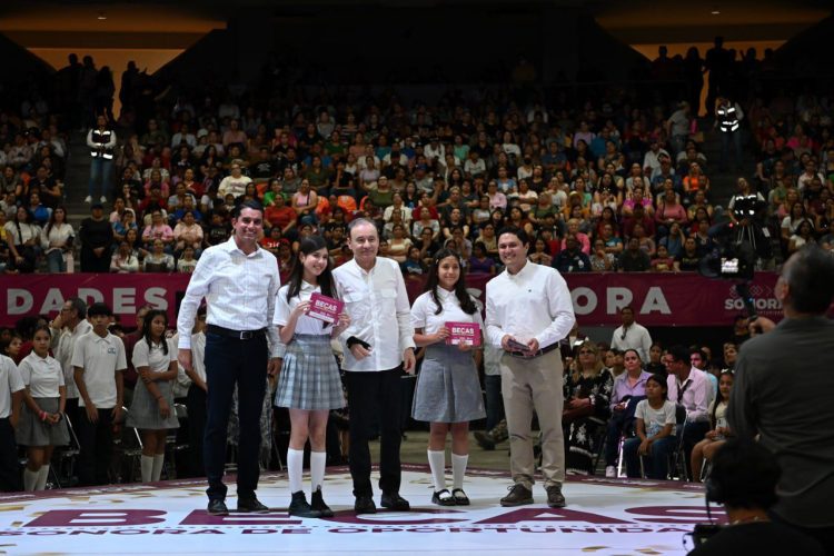 Gobernador Durazo impulsa becas universales para aliviar gasto familiar y mantener a jóvenes en clases