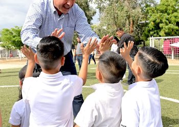 Hace equipo Toño Astiazarán a favor del deporte con la entrega de cancha de futbol en Las Lomas
